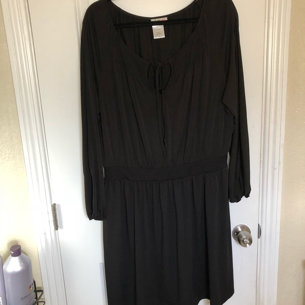 Open sleeve black knee length dress